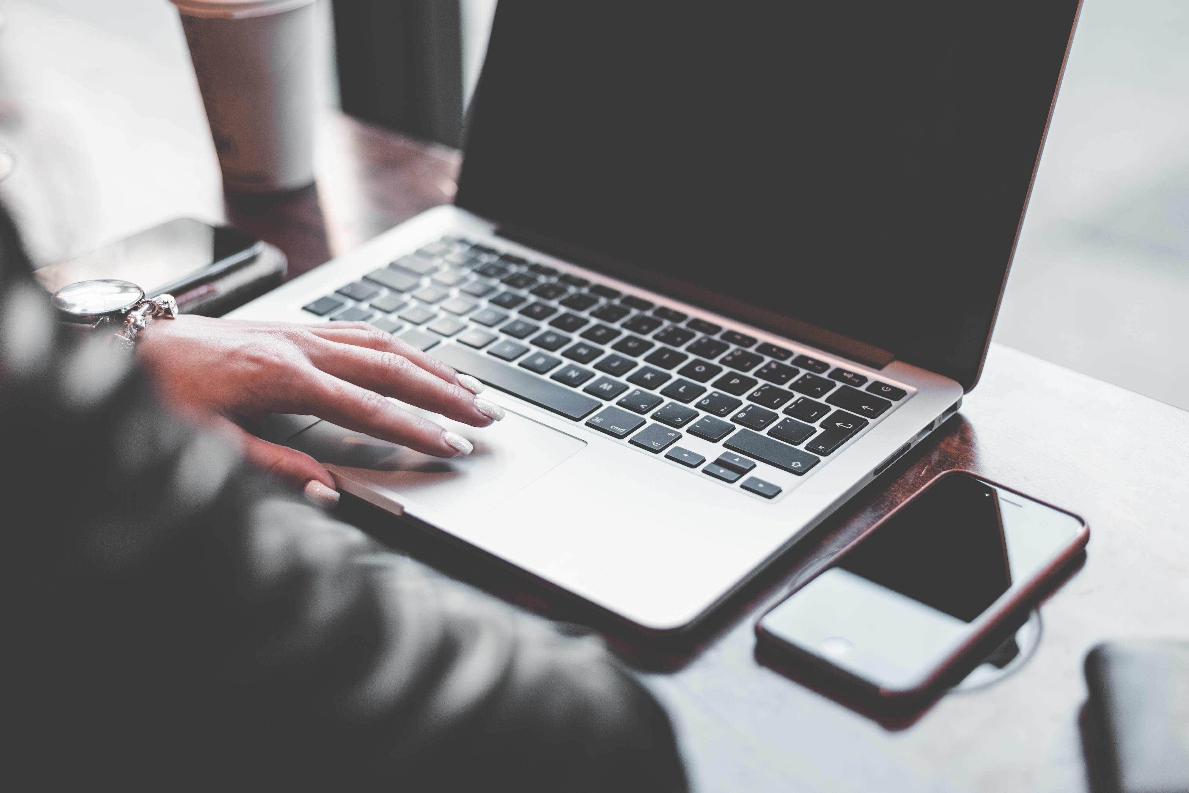 lady work set up cafe, female entrepreneur, silver laptop, 4K Desktop Wallpaper