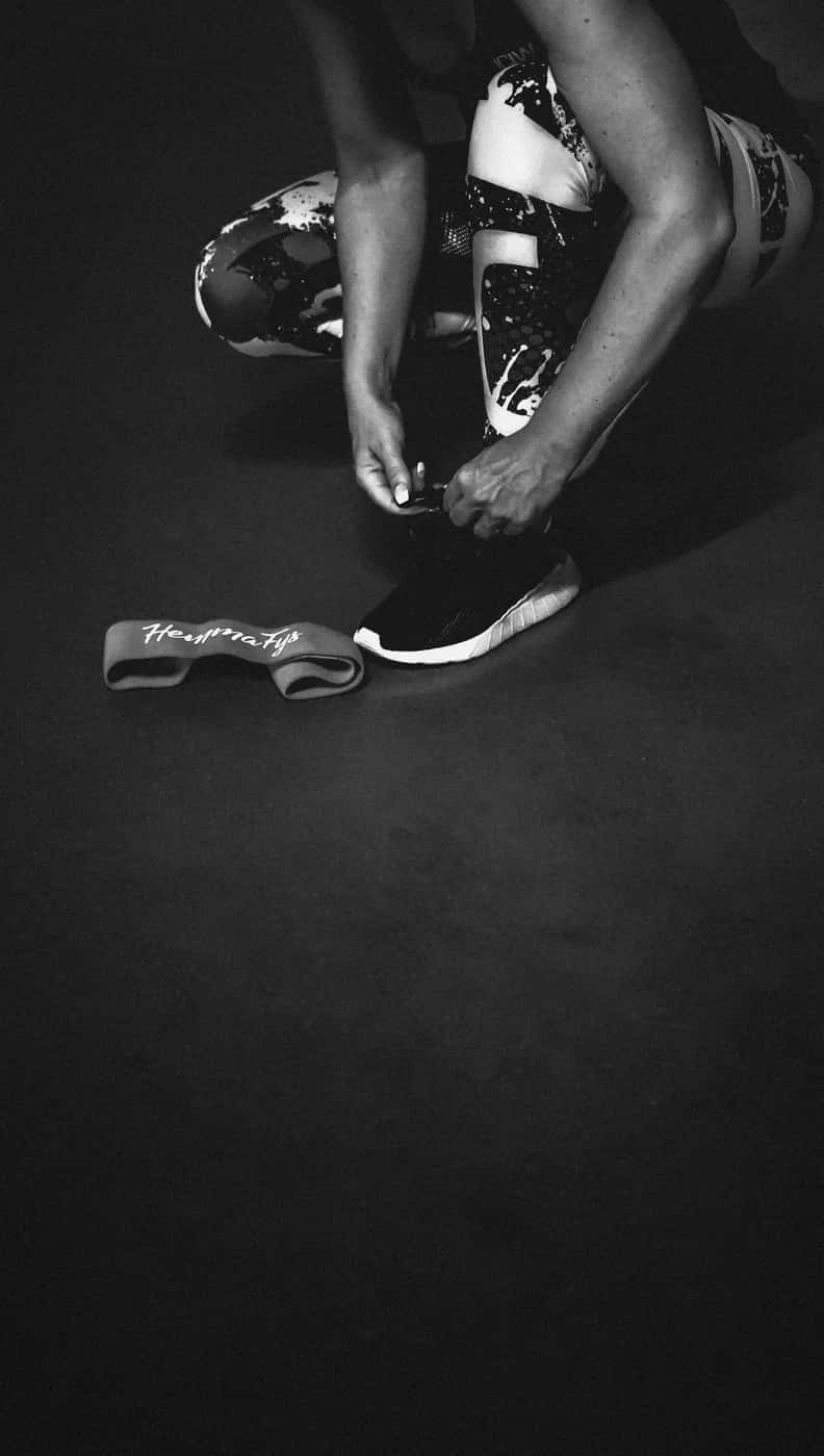 patterned leggings, sneaker lace, dark floor, HD Phone Wallpaper