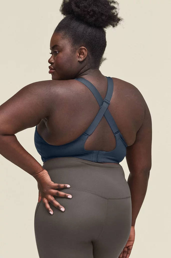 plus size woman, blue sports bra, grey leggings, SD Phone Wallpaper