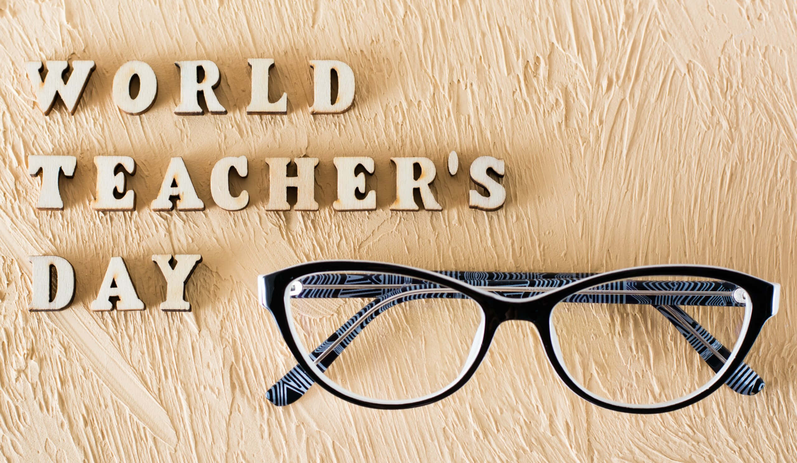 World Teachers' Day, wooden letters, black patterned glasses, 2K Desktop Wallpaper