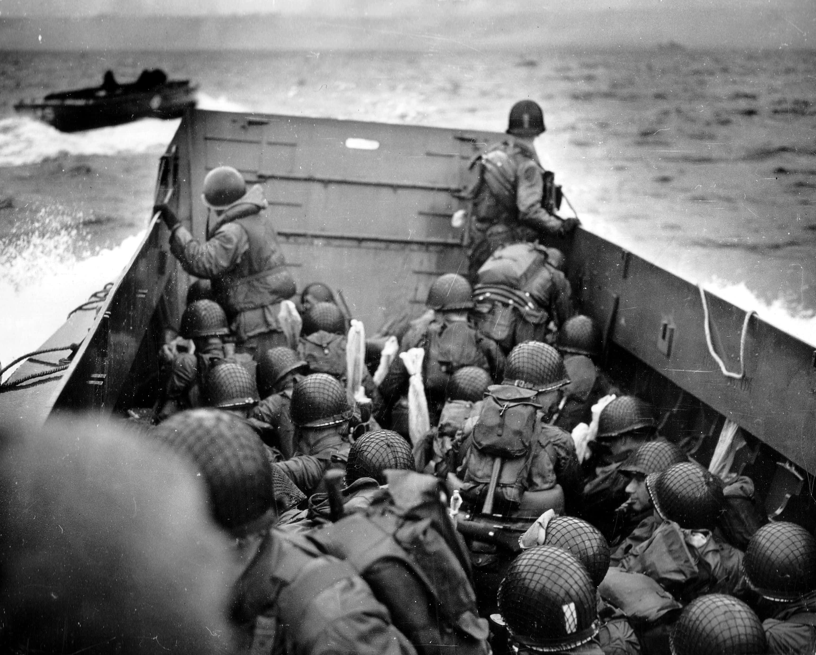 World War 2, soldiers, helmets, 2K Desktop Wallpaper