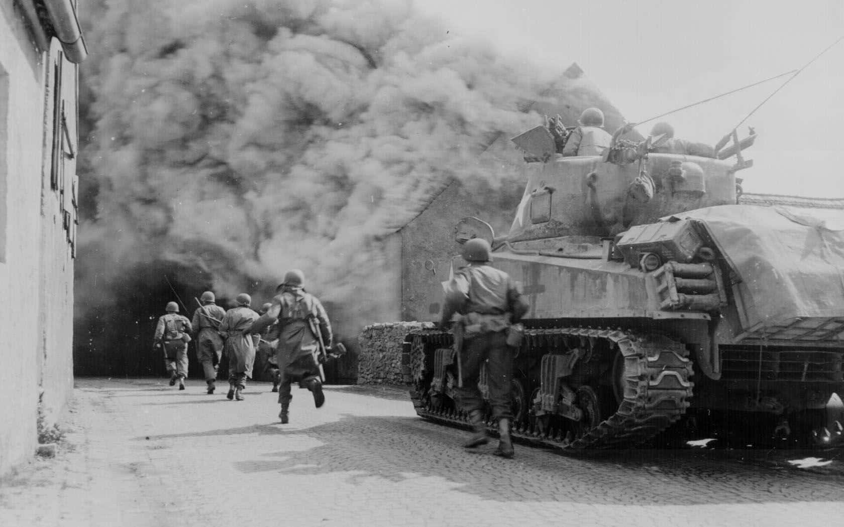soldiers, tank, thick smoke, HD Desktop Wallpaper