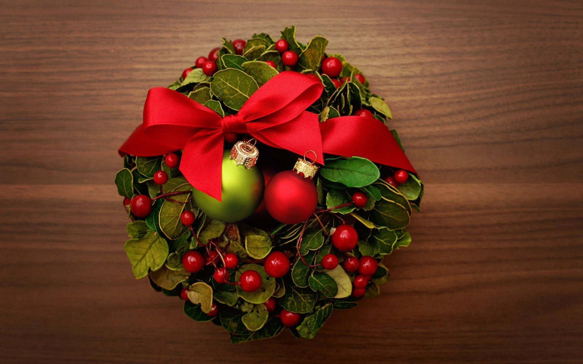 Christmas wreath, red berries, green leaves, Full HD Desktop Wallpaper