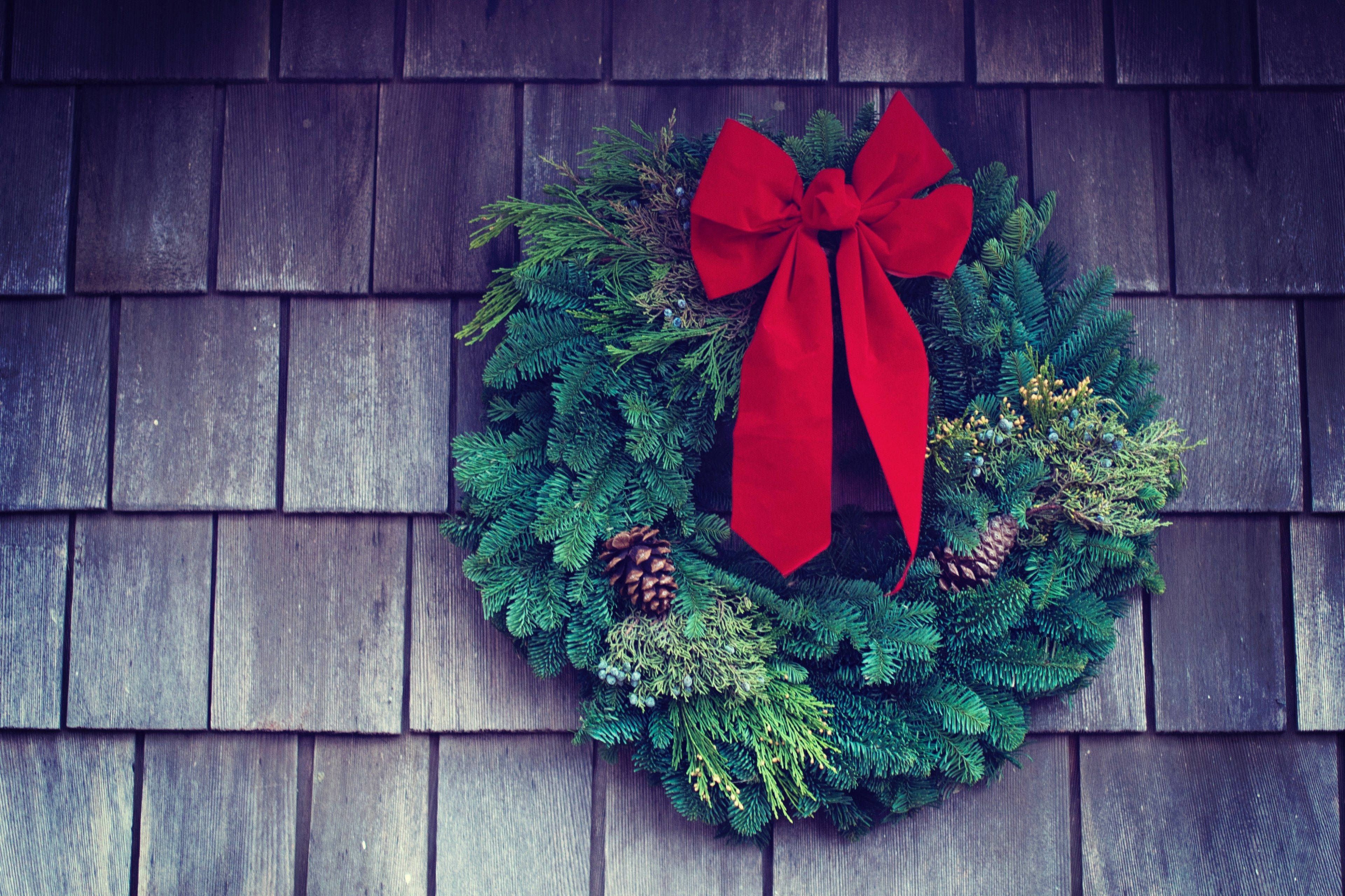 minimalist christmas wreath, festive green wreath, bold red bow, 4K Desktop Wallpaper