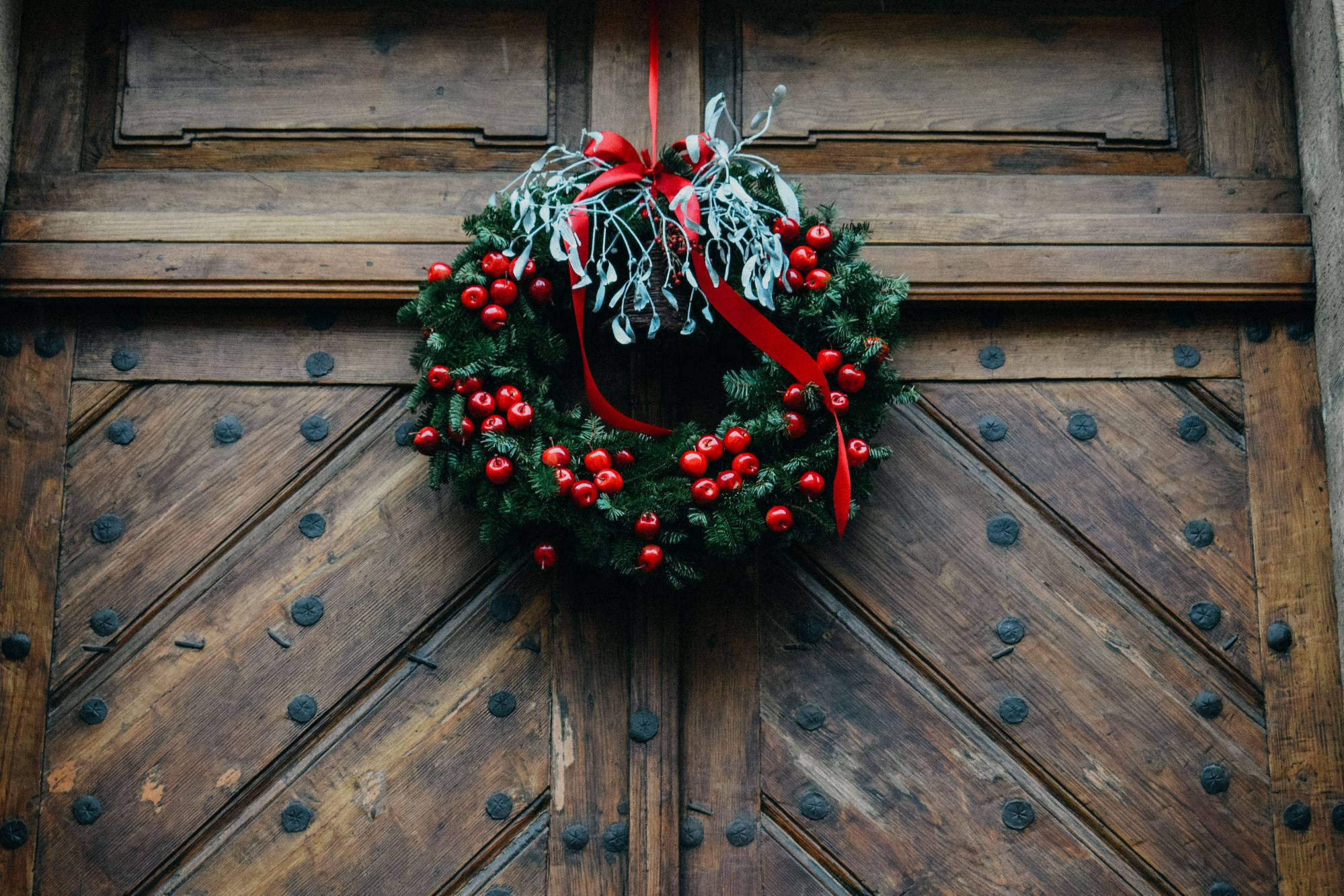 Christmas wreath, red berry wreath, red ribbon, Full HD Desktop Wallpaper