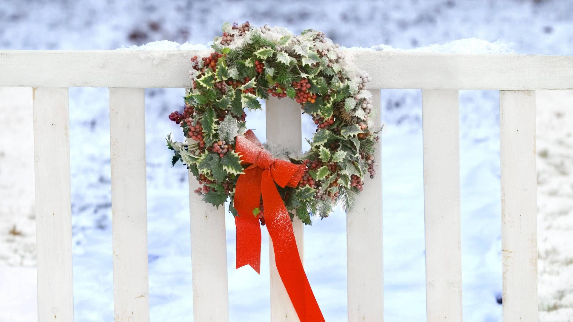 Christmas wreath, white snow-dusted fence, winter, Full HD Desktop Wallpaper