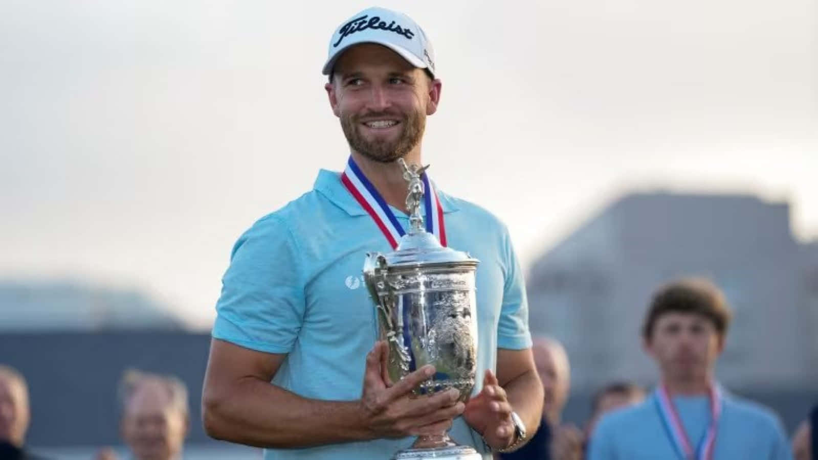 Wyndham Clark, light blue shirt, large silver trophy, HD Desktop Wallpaper