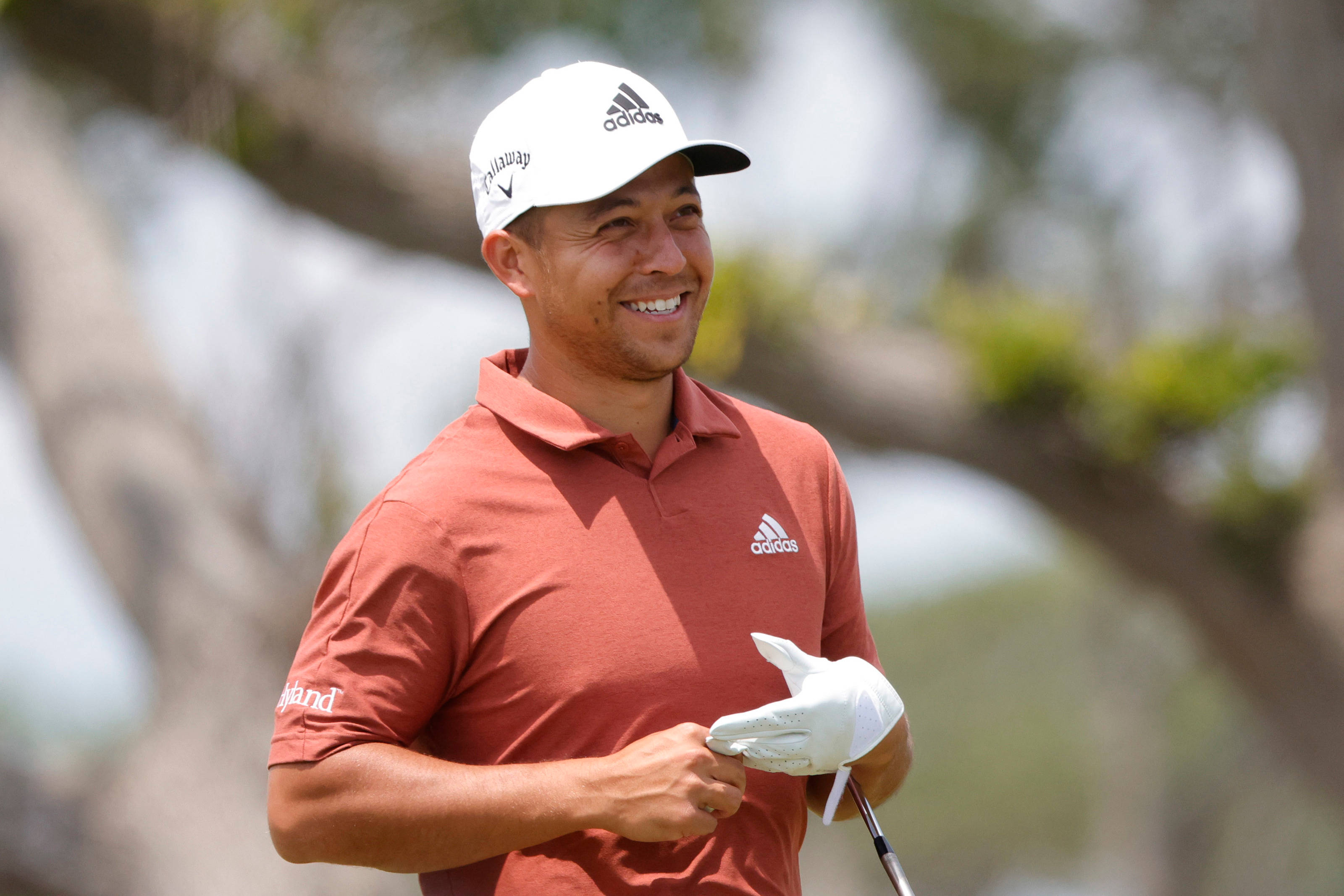 Xander Schauffele, coral polo, white cap, 2K Desktop Wallpaper