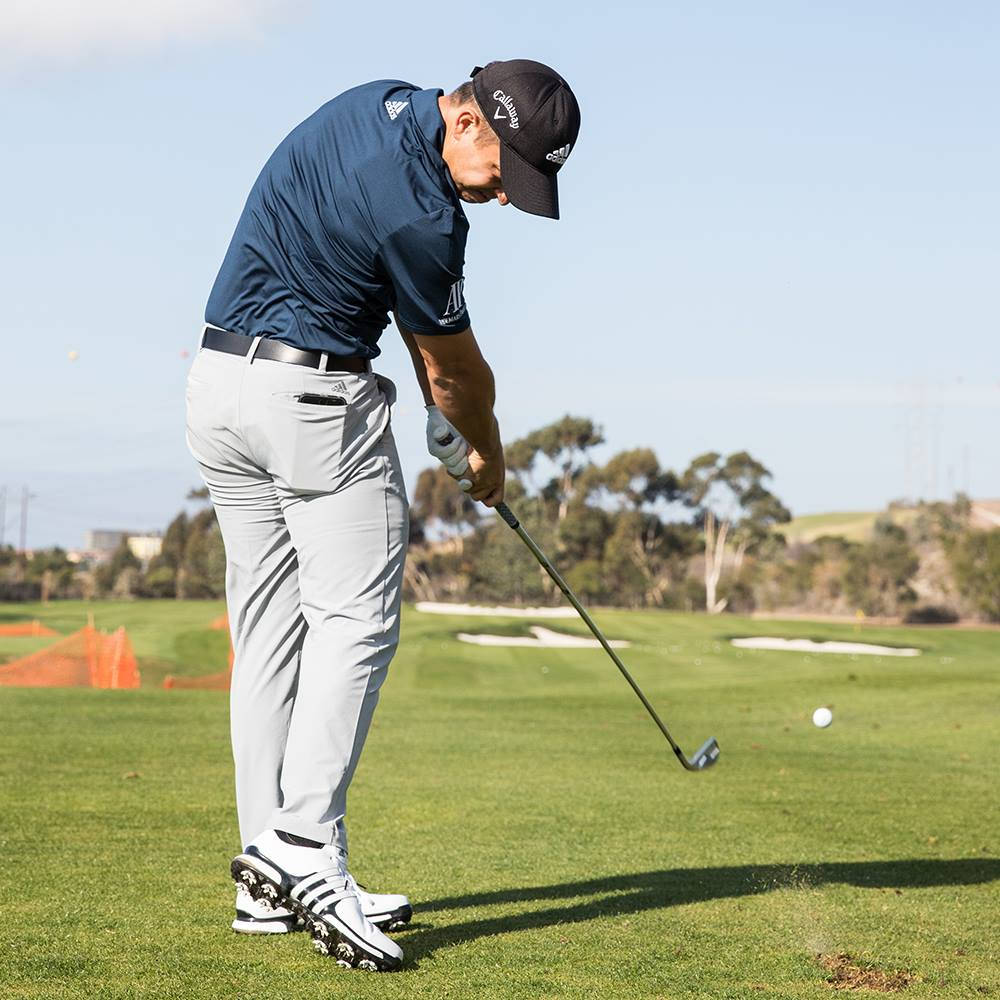 Xander Schauffele, navy shirt, grey pants, SD Desktop Wallpaper