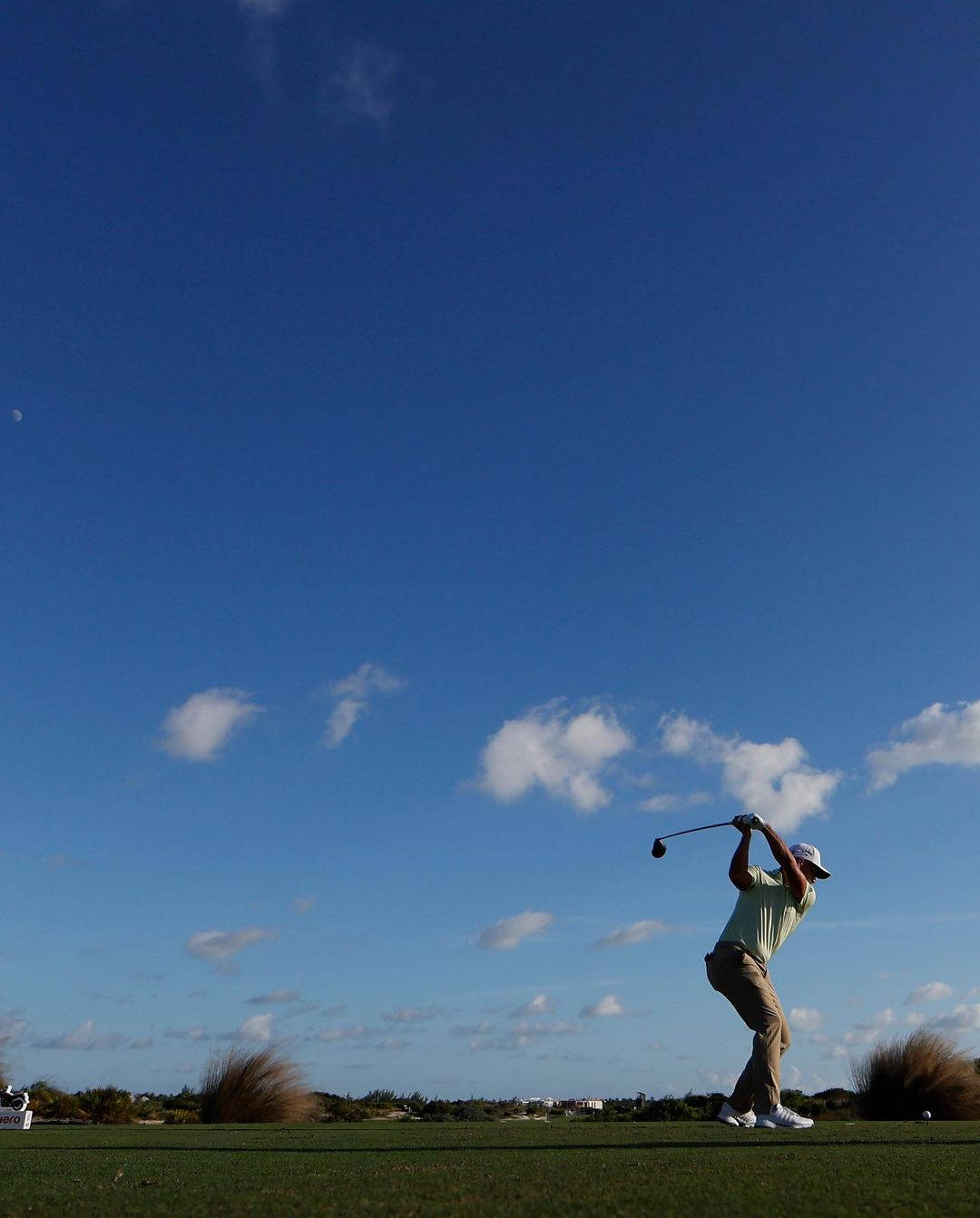 Xander Schauffele, golf swing, vast blue sky, HD Phone Wallpaper
