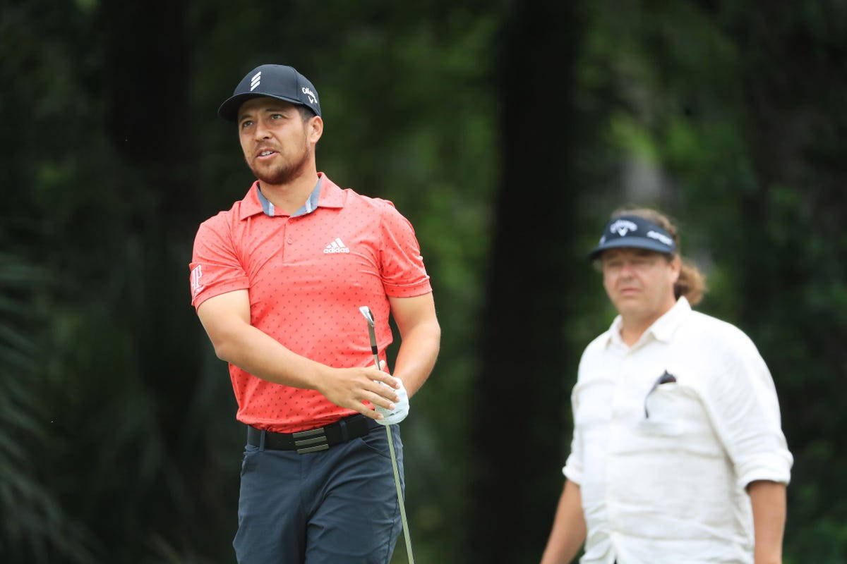 Xander Schauffele, coral polo shirt, mid-swing, SD Desktop Wallpaper
