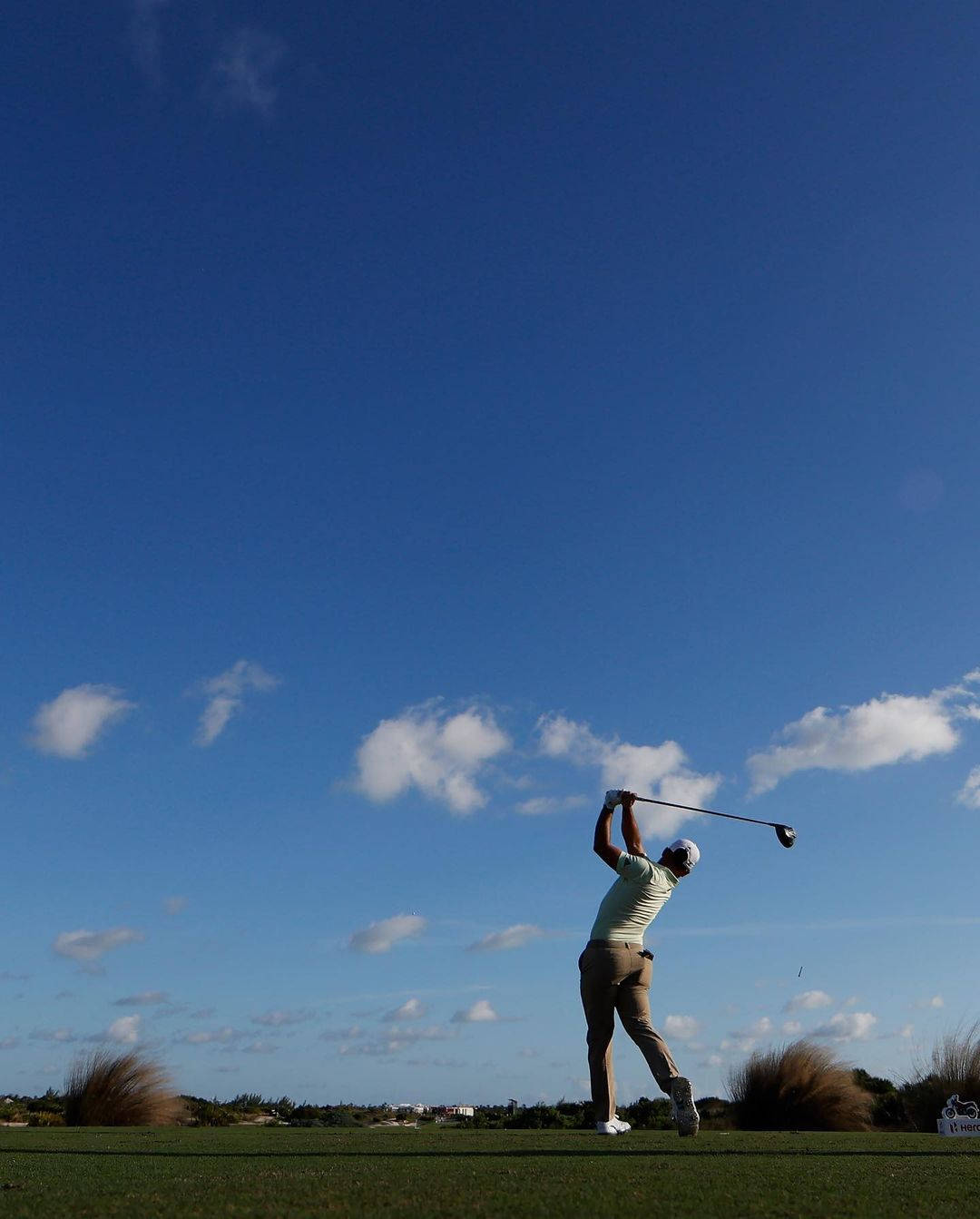Xander Schauffele, mid-swing, vast blue sky, HD Phone Wallpaper