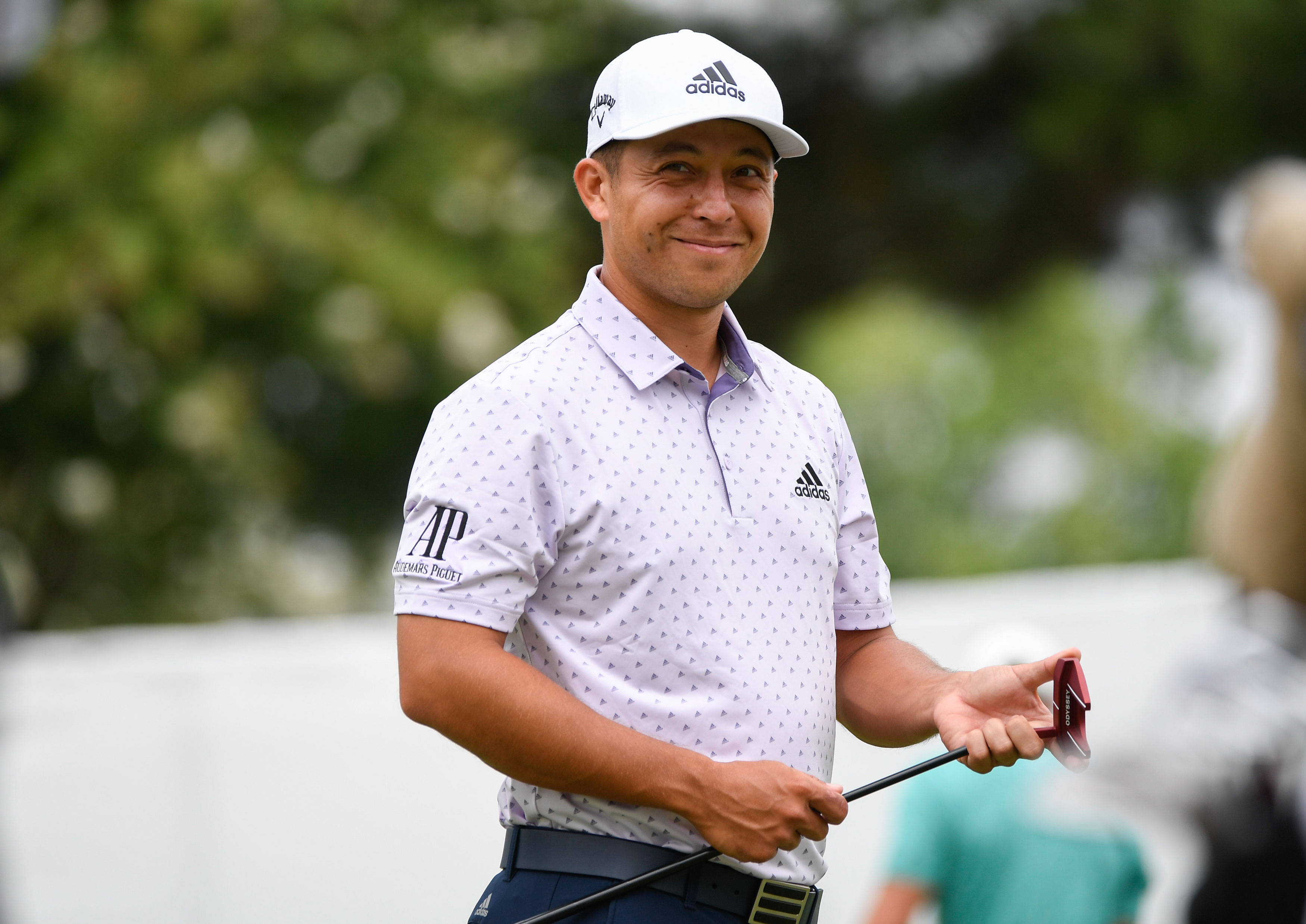 Xander Schauffele, white patterned polo, cap, 2K Desktop Wallpaper