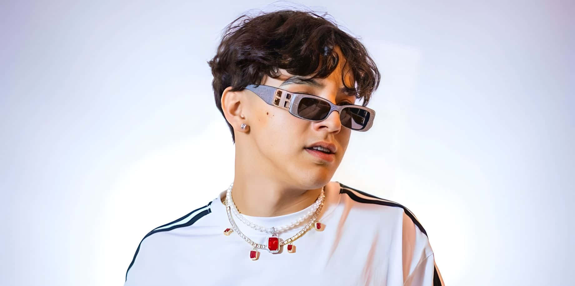 Xavi Singer, futuristic sunglasses, layered jewelry, HD Desktop Wallpaper