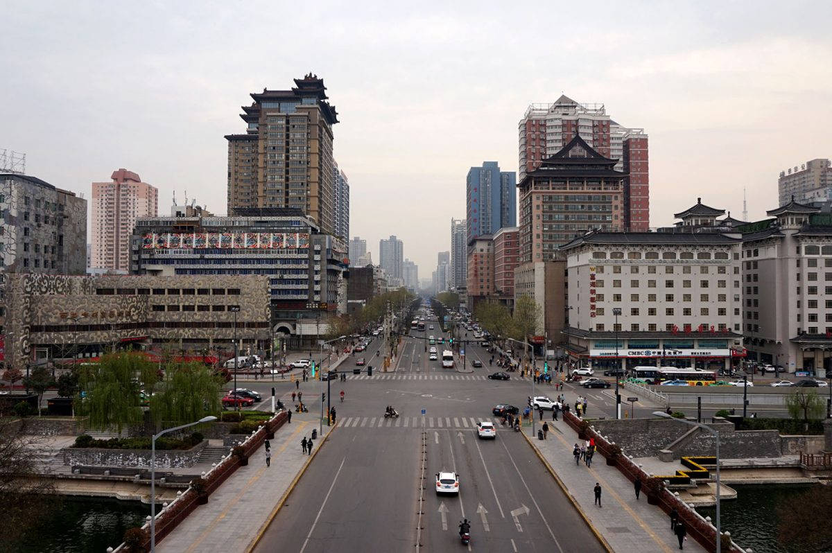Xian, urban street, traditional roofed buildings, SD Desktop Wallpaper