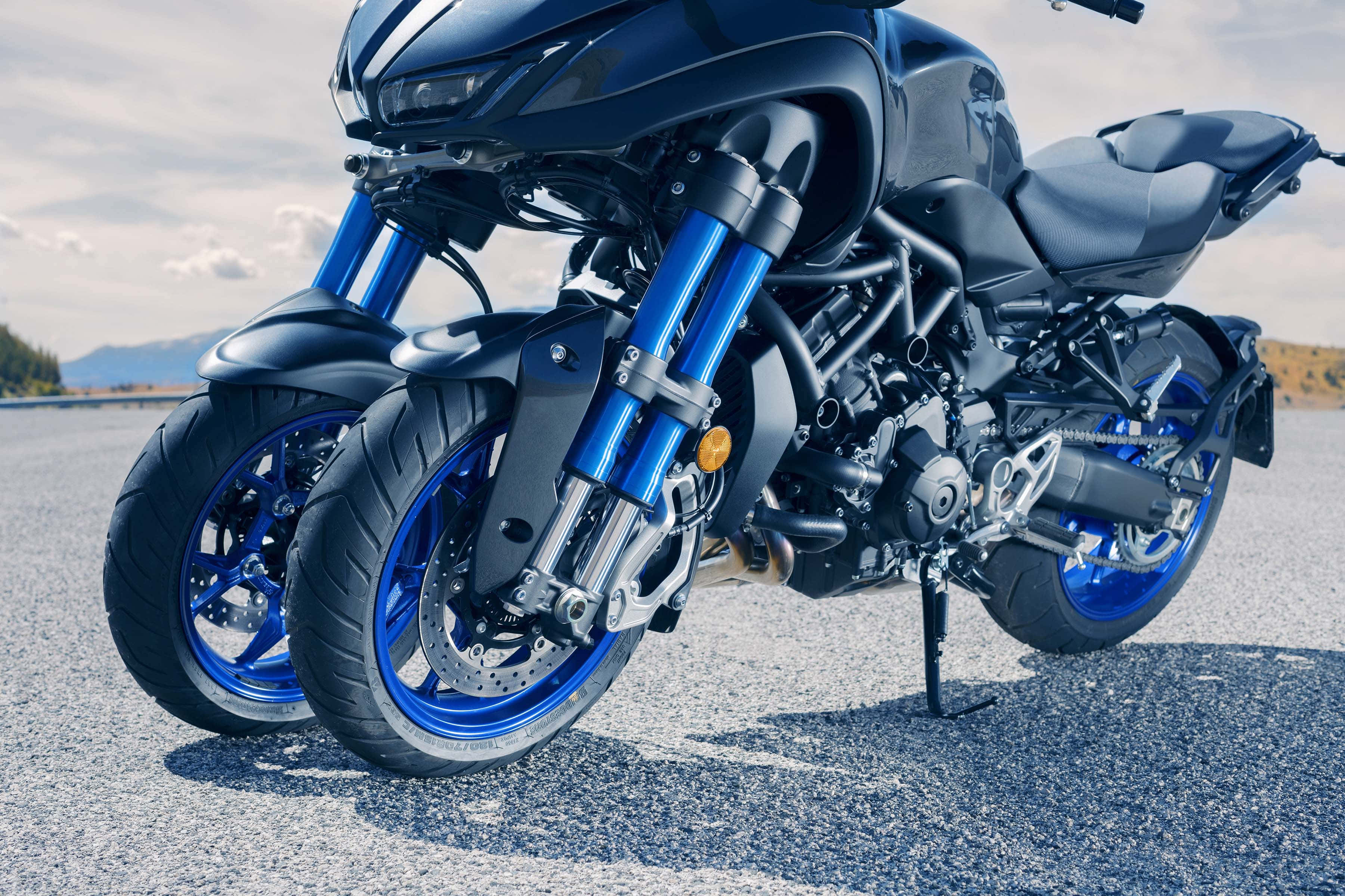 Yamaha, black motorcycles, vibrant blue forks, 2K Desktop Wallpaper