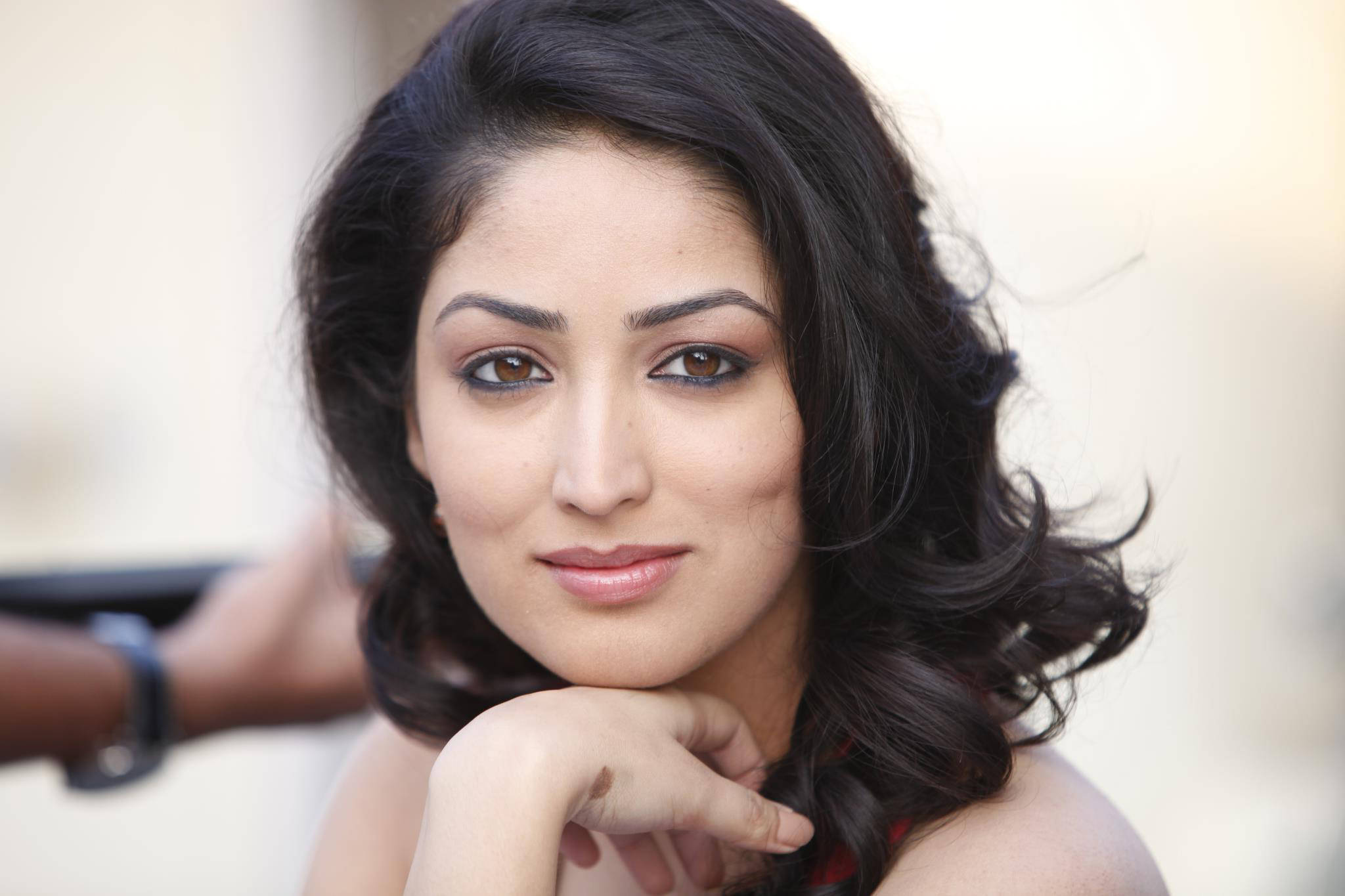 Yami Gautam, dark wavy hair, warm brown eyes, Full HD Desktop Wallpaper
