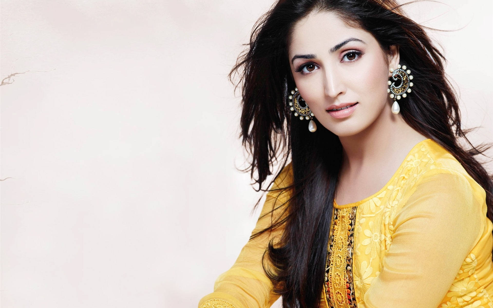 Yami Gautam, long dark hair, ornate earrings, Full HD Desktop Wallpaper