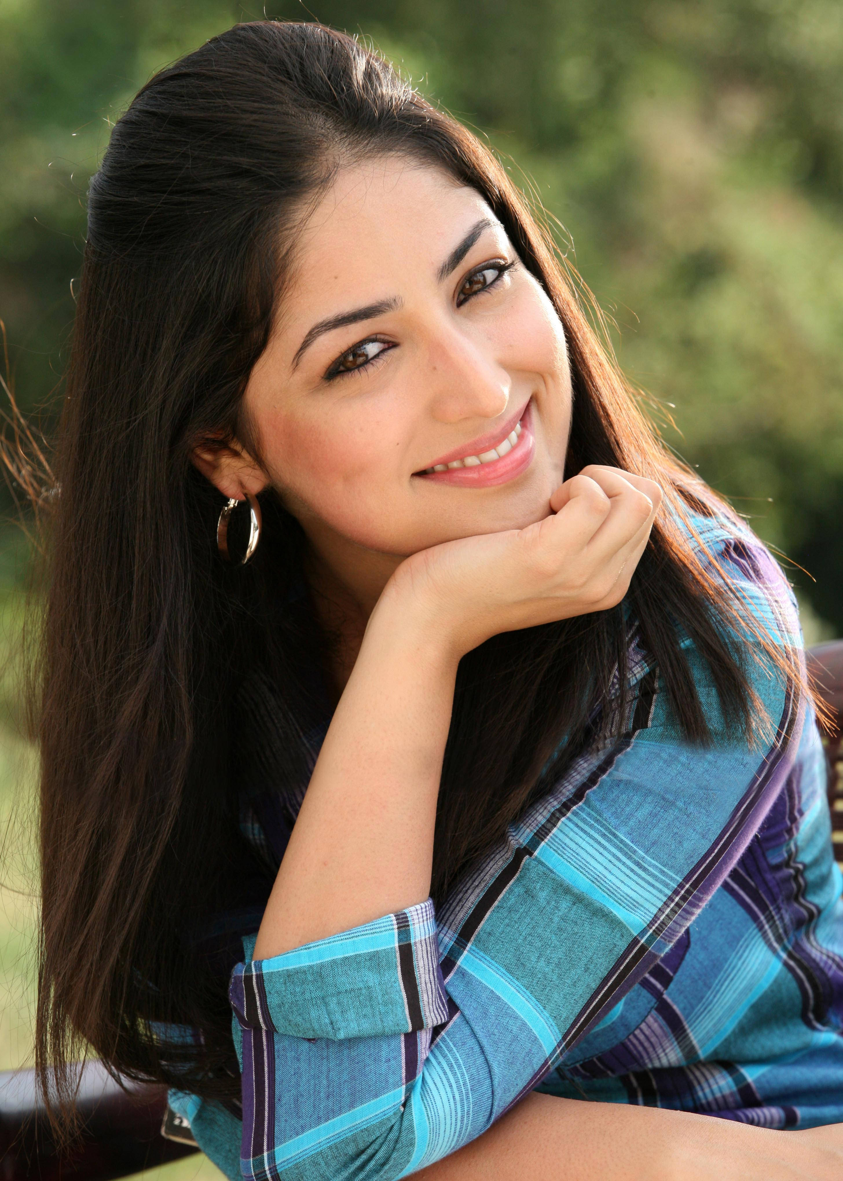 Yami Gautam, dark hair, smiles warmly, 4K Phone Wallpaper