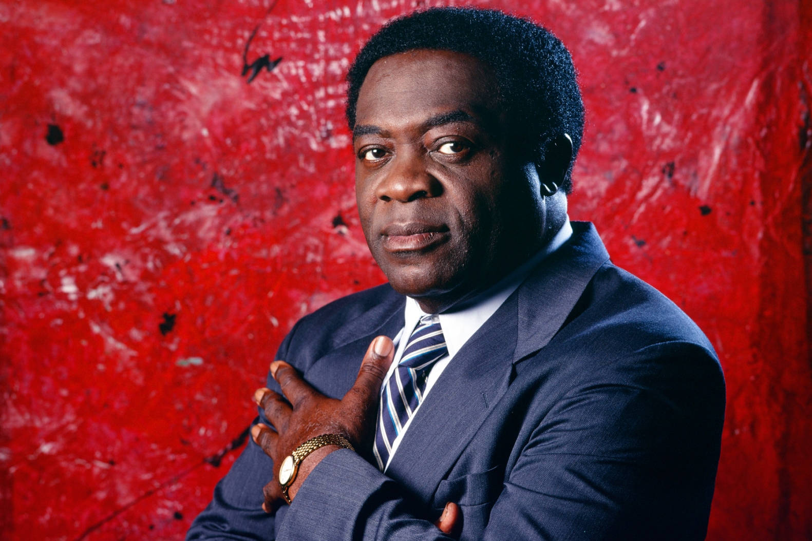 Yaphet Kotto, black and white portrait, dark suit, HD Desktop Wallpaper