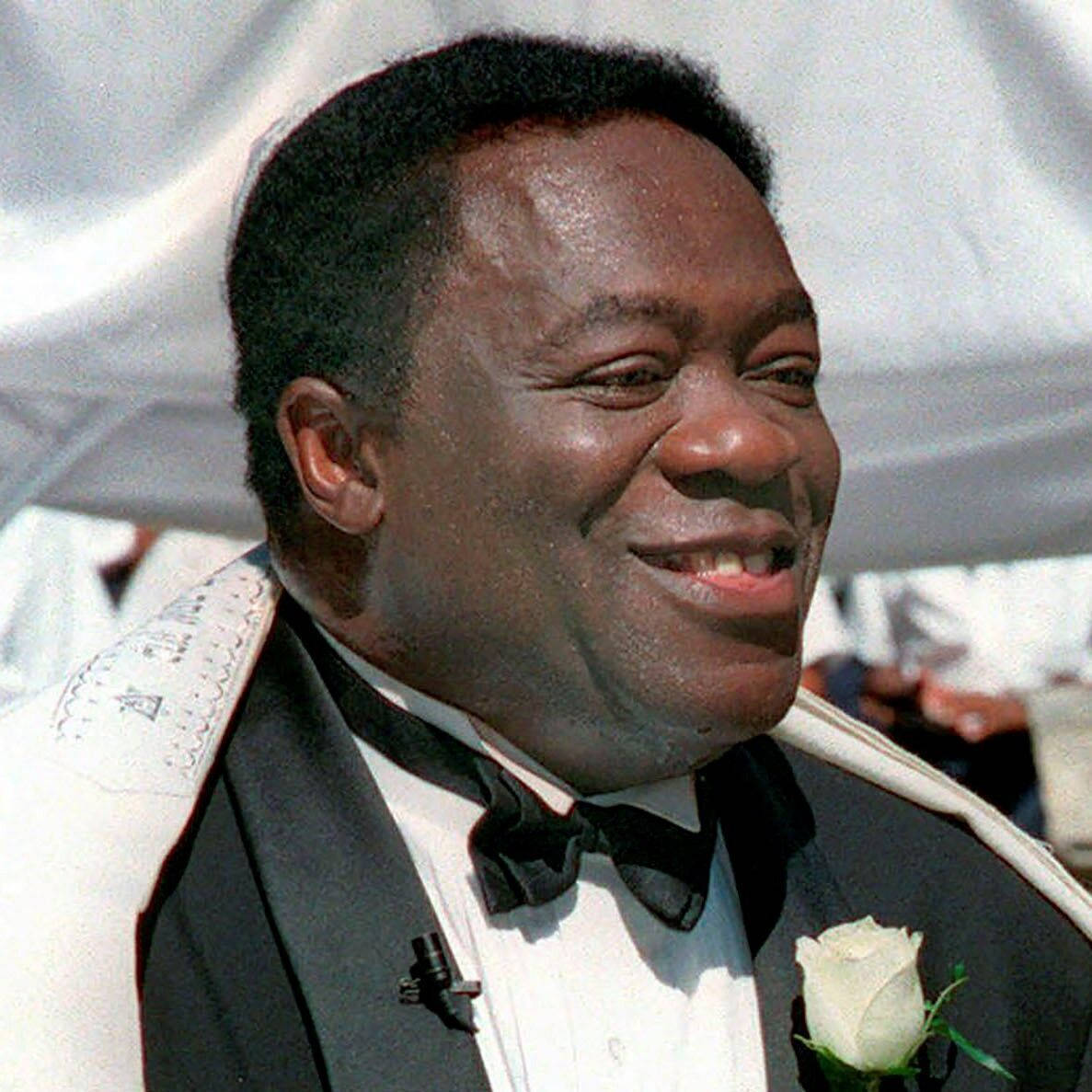 Yaphet Kotto, black tuxedo, white rose boutonniere, SD Desktop Wallpaper