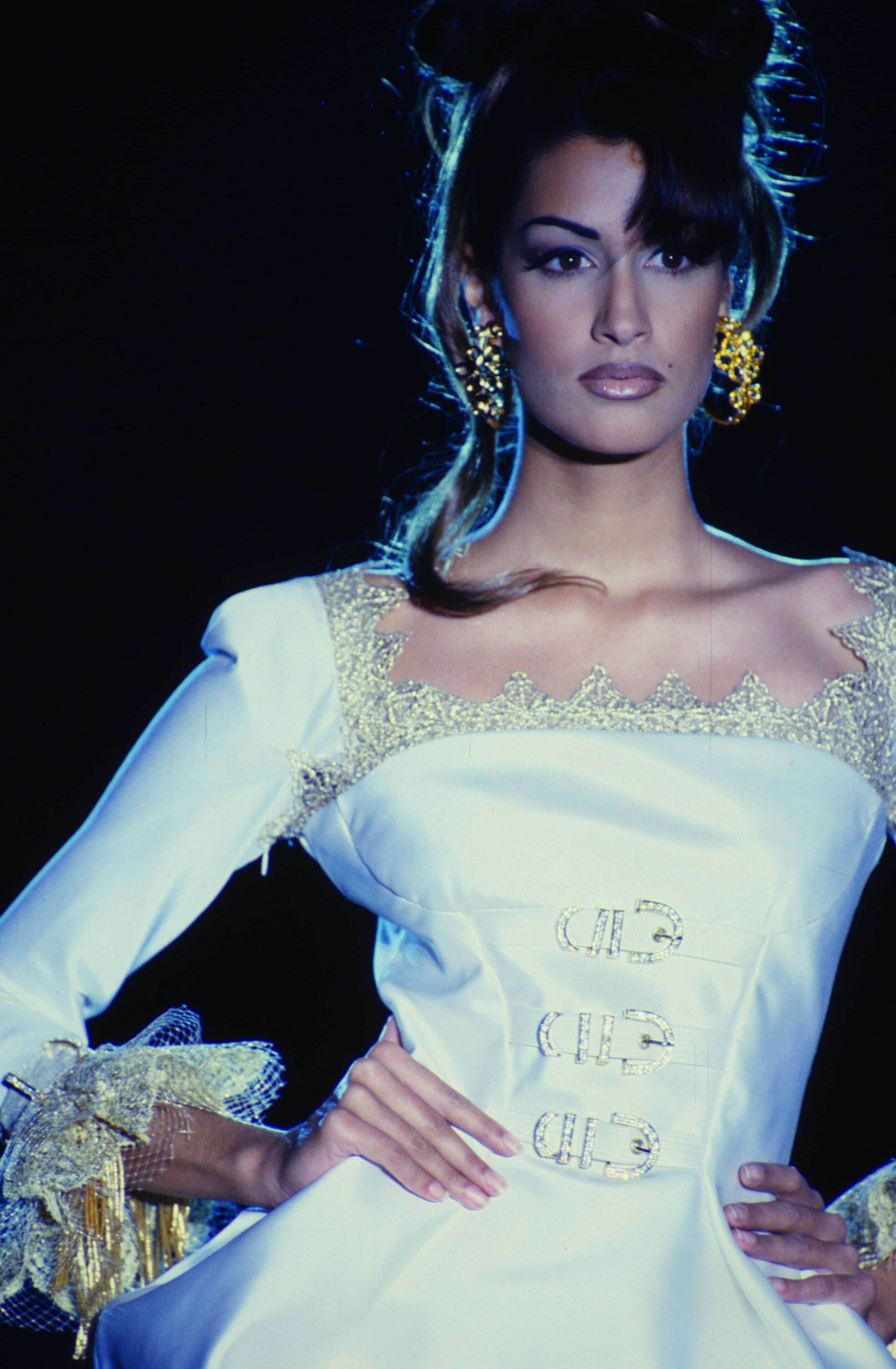 Yasmeen Ghauri, white gown, gold embellishments, 4K Phone Wallpaper