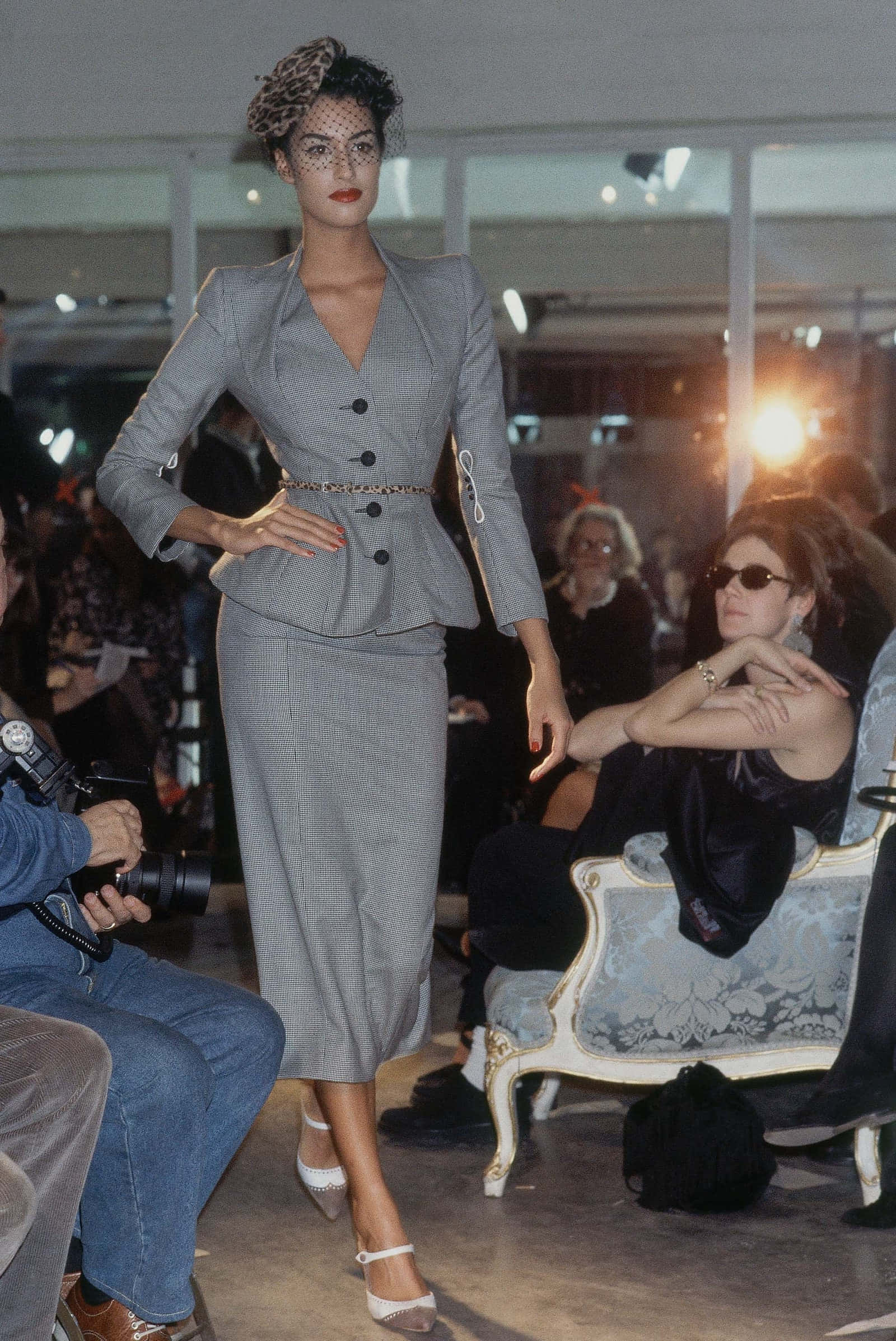 Yasmeen Ghauri, grey tailored suit, leopard headpiece, Full HD Phone Wallpaper