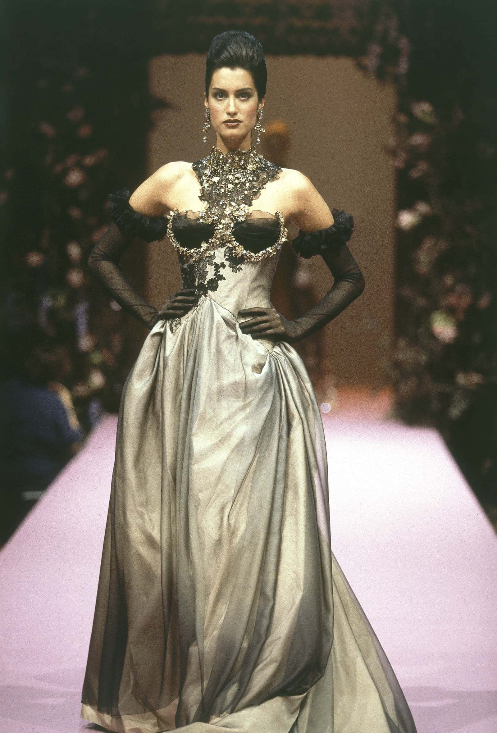 Yasmeen Ghauri, black and silver gown, dramatic embellishments, Full HD Phone Wallpaper