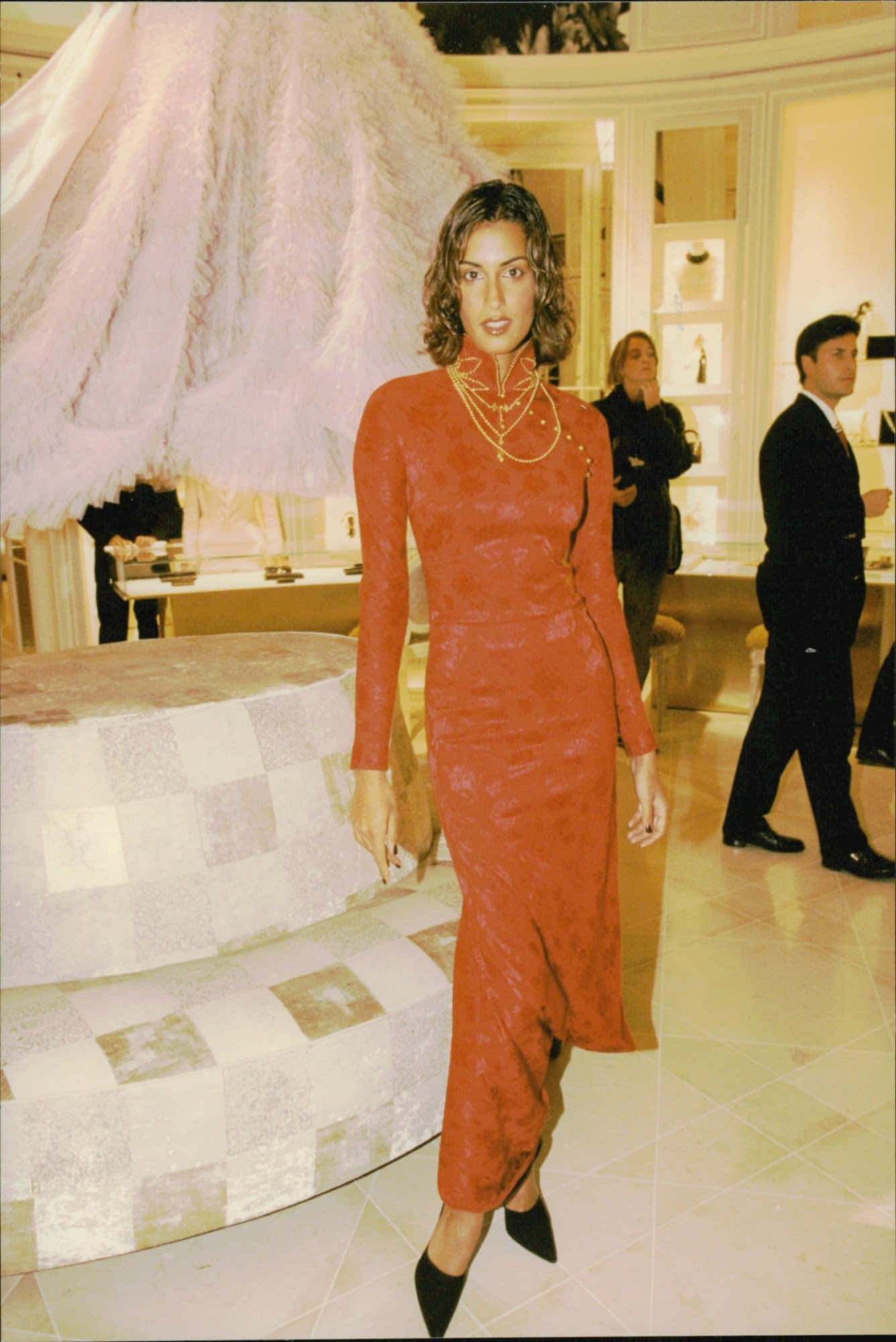 Yasmeen Ghauri, striking red textured dress, luxurious boutique, Full HD Phone Wallpaper