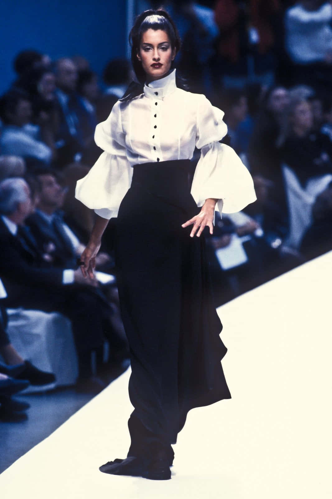 Yasmeen Ghauri, white blouse with puffy sleeves, high collar, HD Phone Wallpaper
