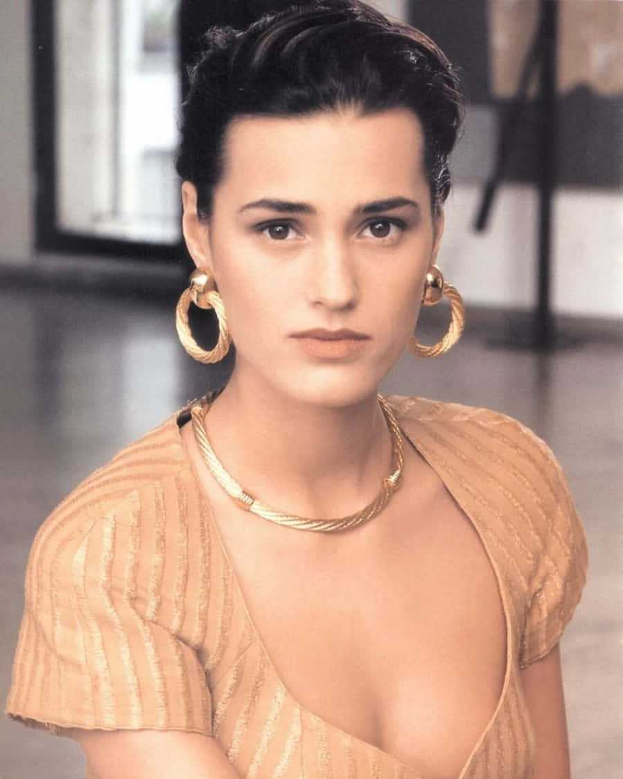 Yasmin Le Bon, gold hoop earrings, textured beige top, SD Phone Wallpaper
