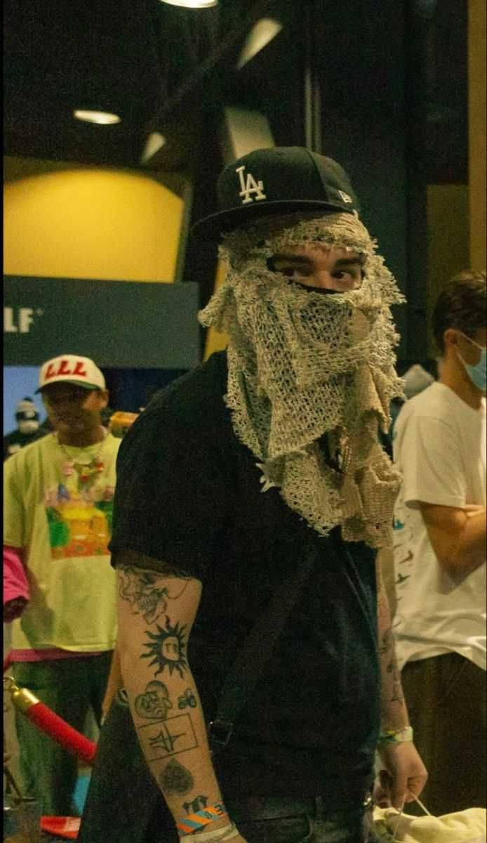 Yeat, black LA cap, tattered beige cloth, SD Phone Wallpaper