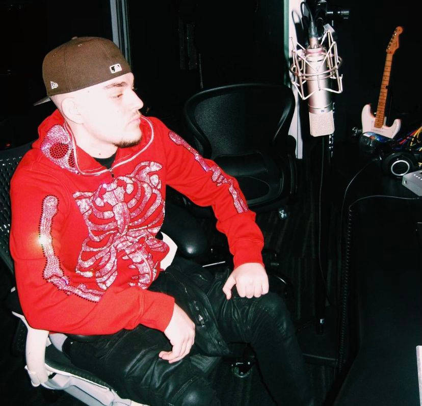 Yeat, red hoodie, dim studio, SD Desktop Wallpaper
