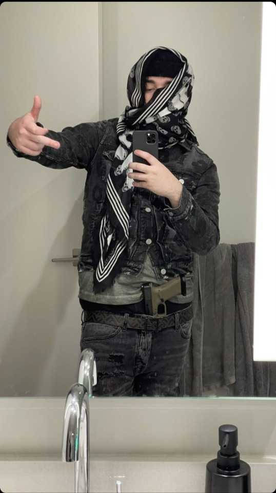 Yeat, mirror selfie, black and white patterned scarf, SD Phone Wallpaper