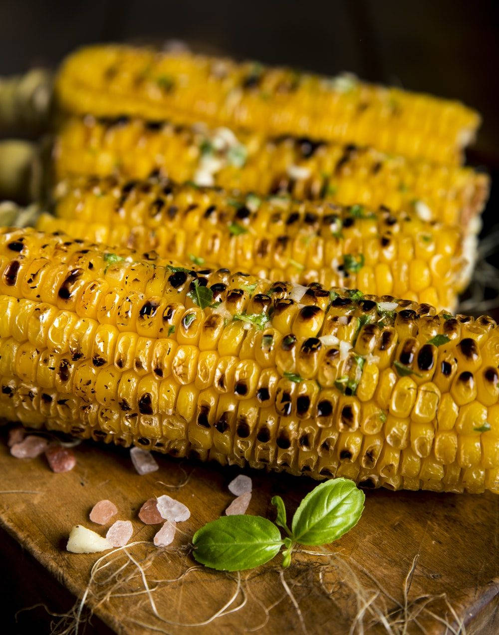 smoked sweet corn, grilled corn on the cob, charred kernels, SD Phone Wallpaper