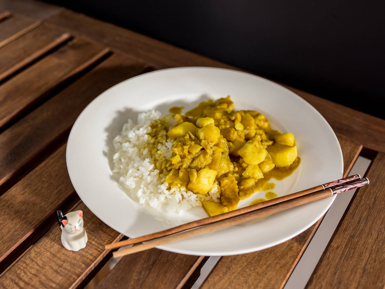 yellow curry, white rice, wooden table, HD Desktop Wallpaper