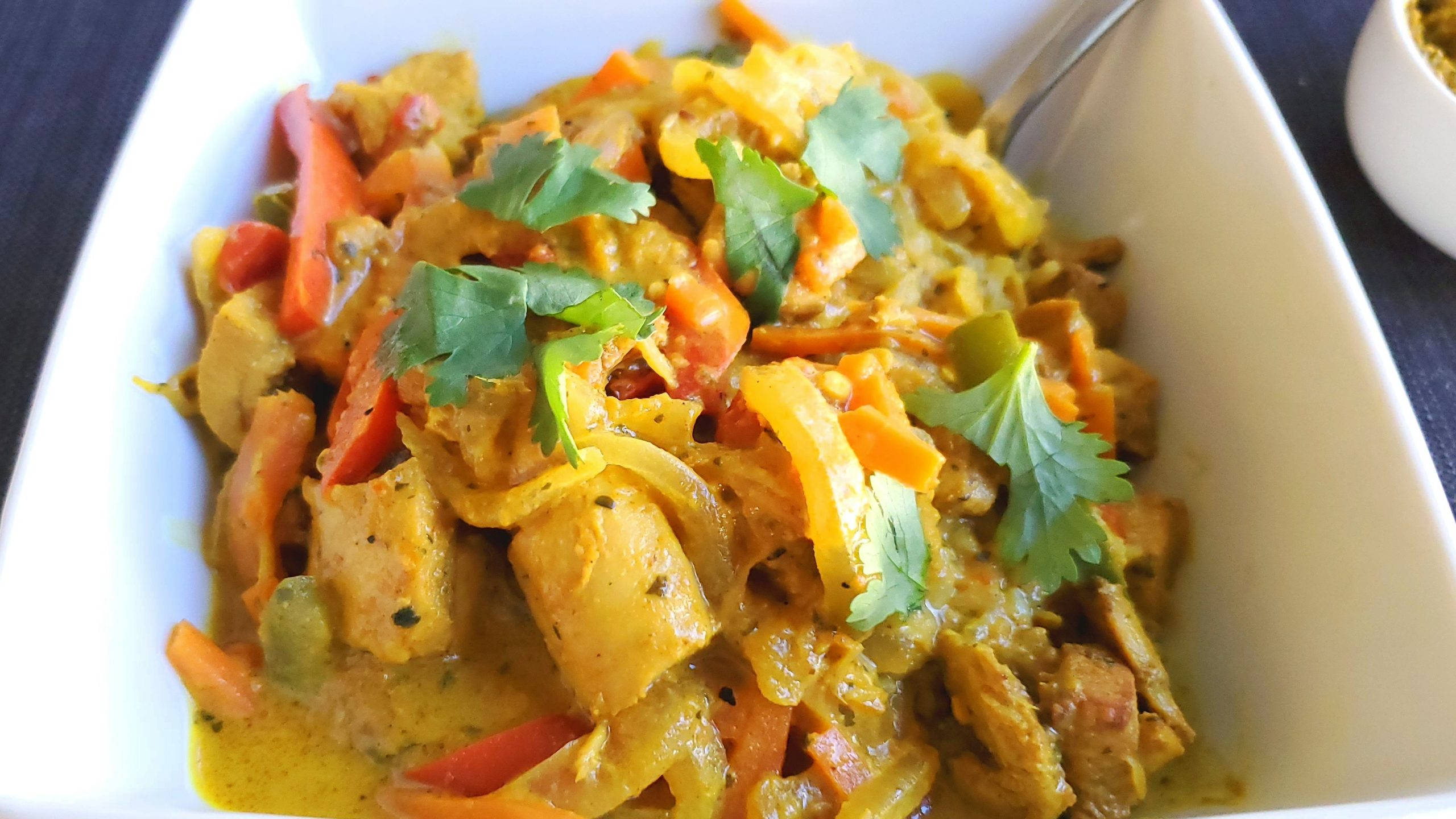 Yellow Curry, coriander, chicken, 2K Desktop Wallpaper