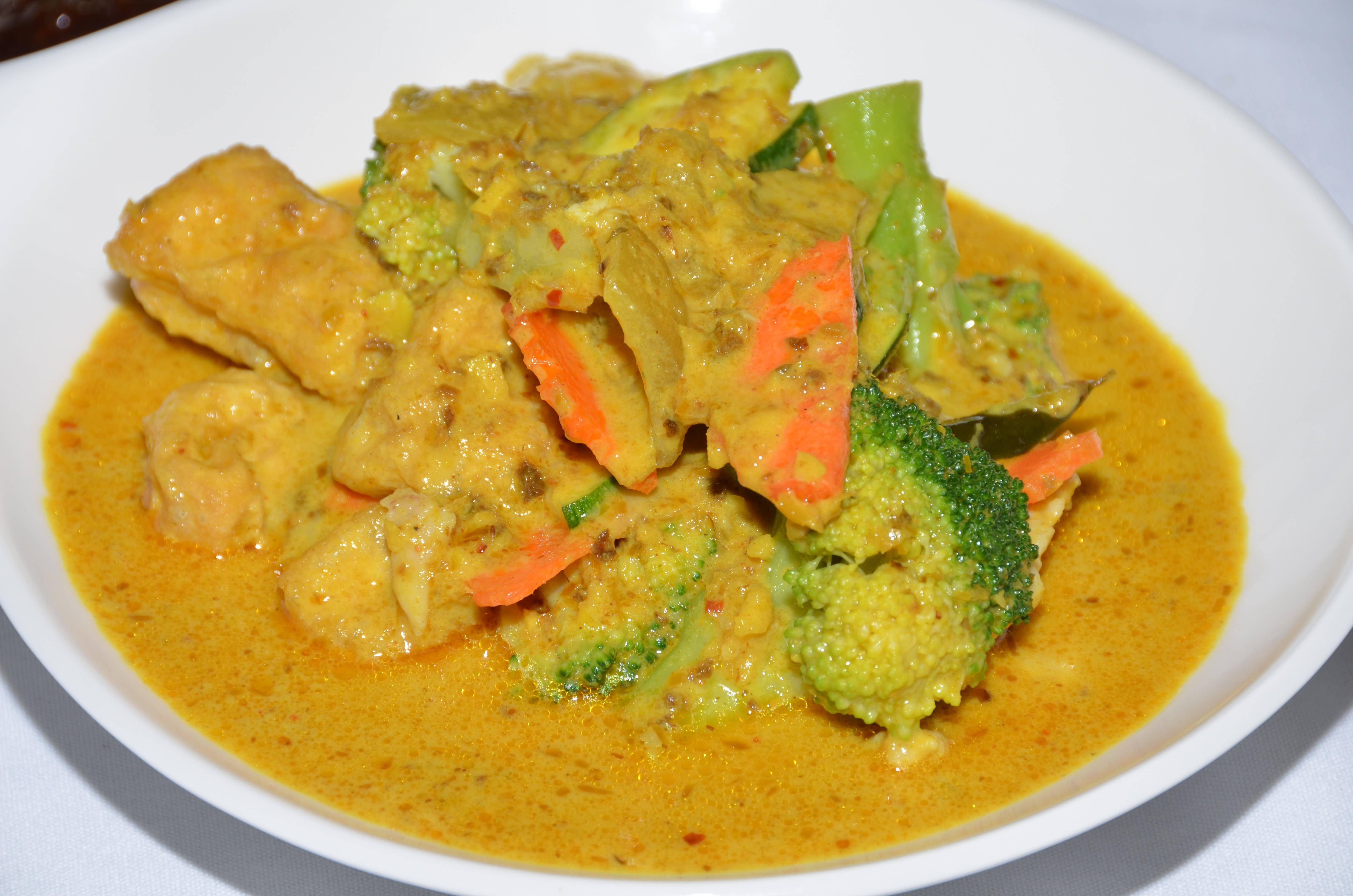 yellow curry, chicken broccoli, carrots, 4K Desktop Wallpaper