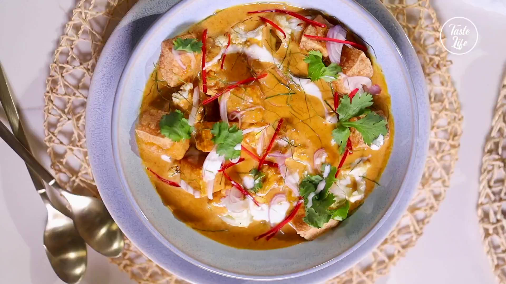Yellow Curry, coriander leaves, onions, Full HD Desktop Wallpaper