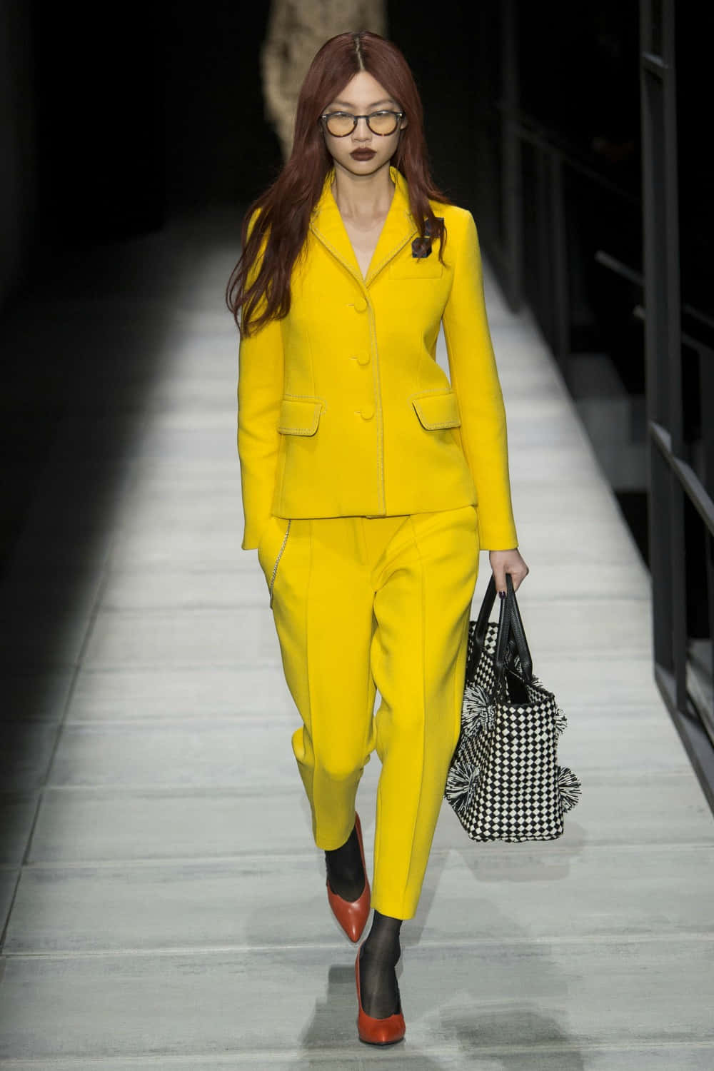 yellow suit, black and white checkered bag, runway, HD Phone Wallpaper