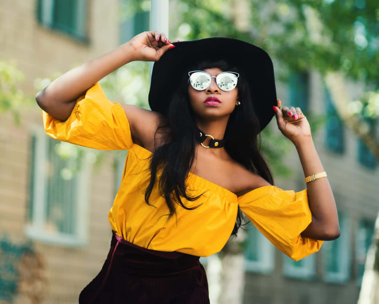 yellow top, black hat, reflective sunglasses, SD Desktop Wallpaper
