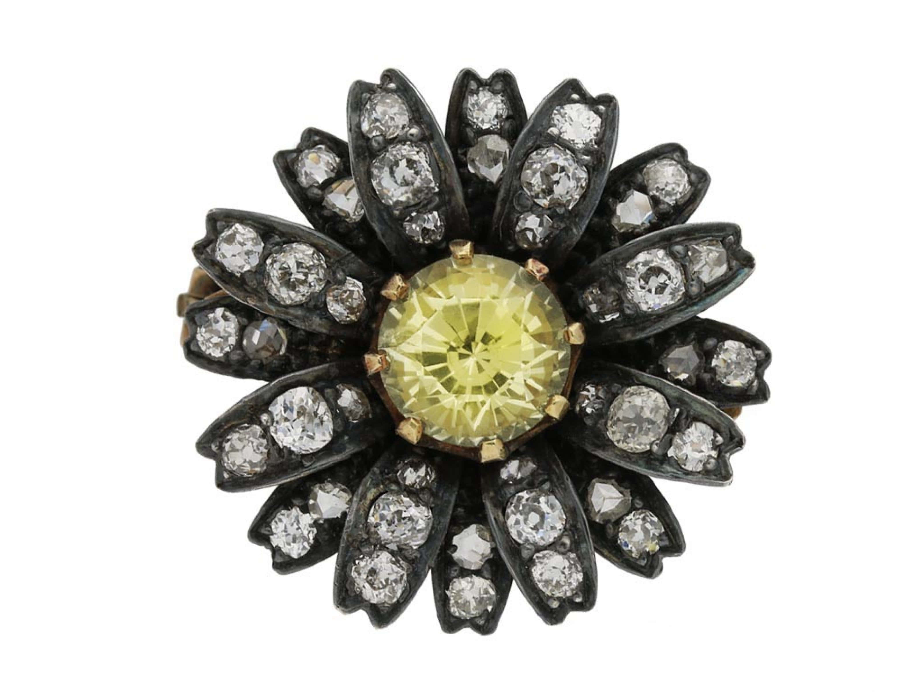 Yellow Sapphire, vintage ring, radiant yellow center stone, 2K Desktop Wallpaper