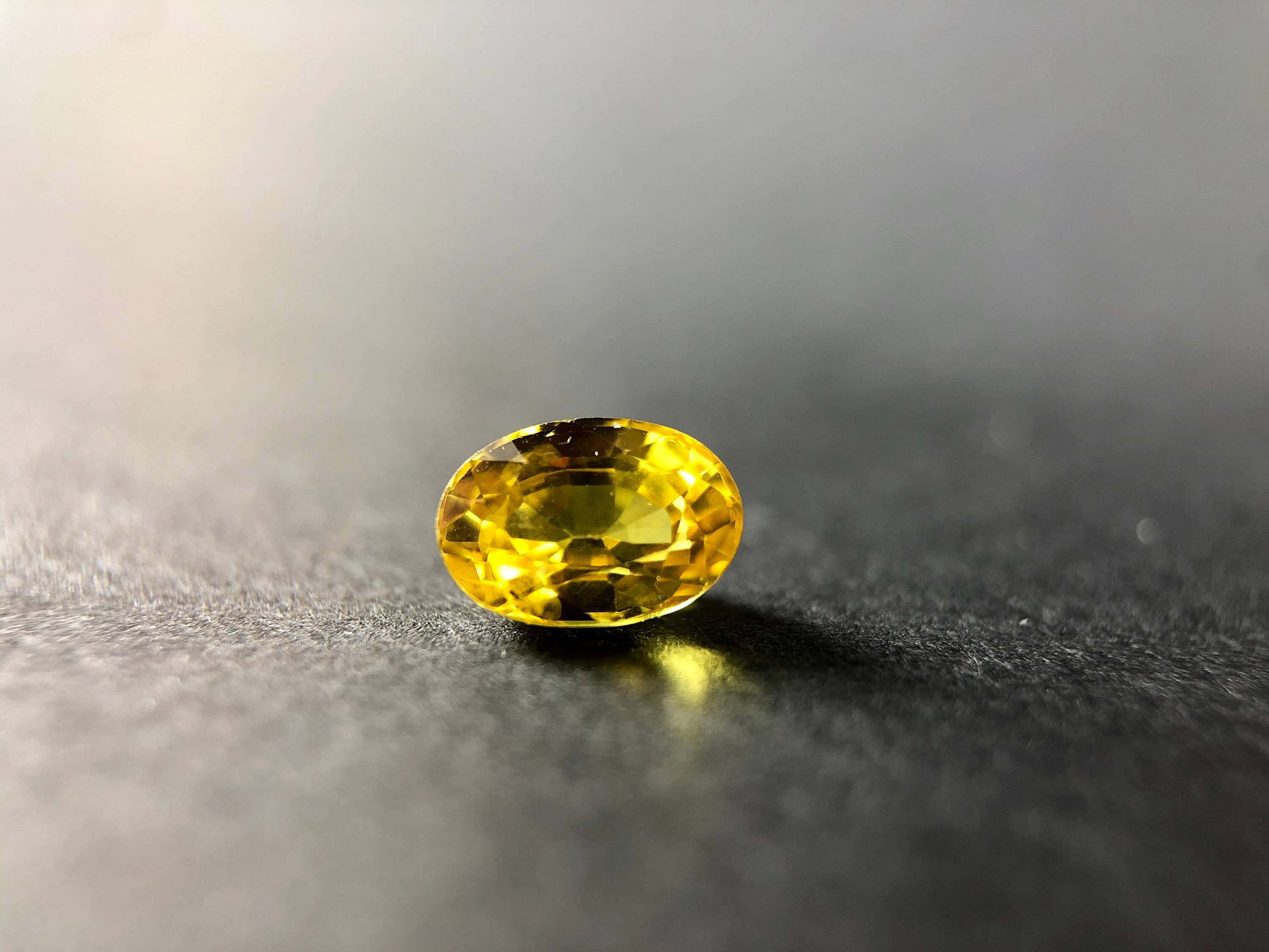 yellow sapphire, oval-cut, facets, 2K Desktop Wallpaper