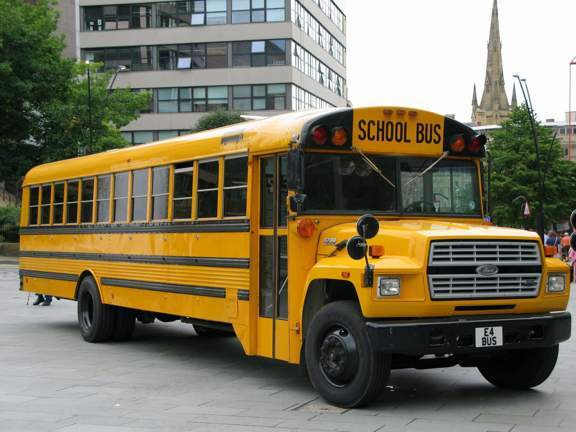 yellow school bus, city sidewalk, modern buildings, Full HD Desktop Wallpaper