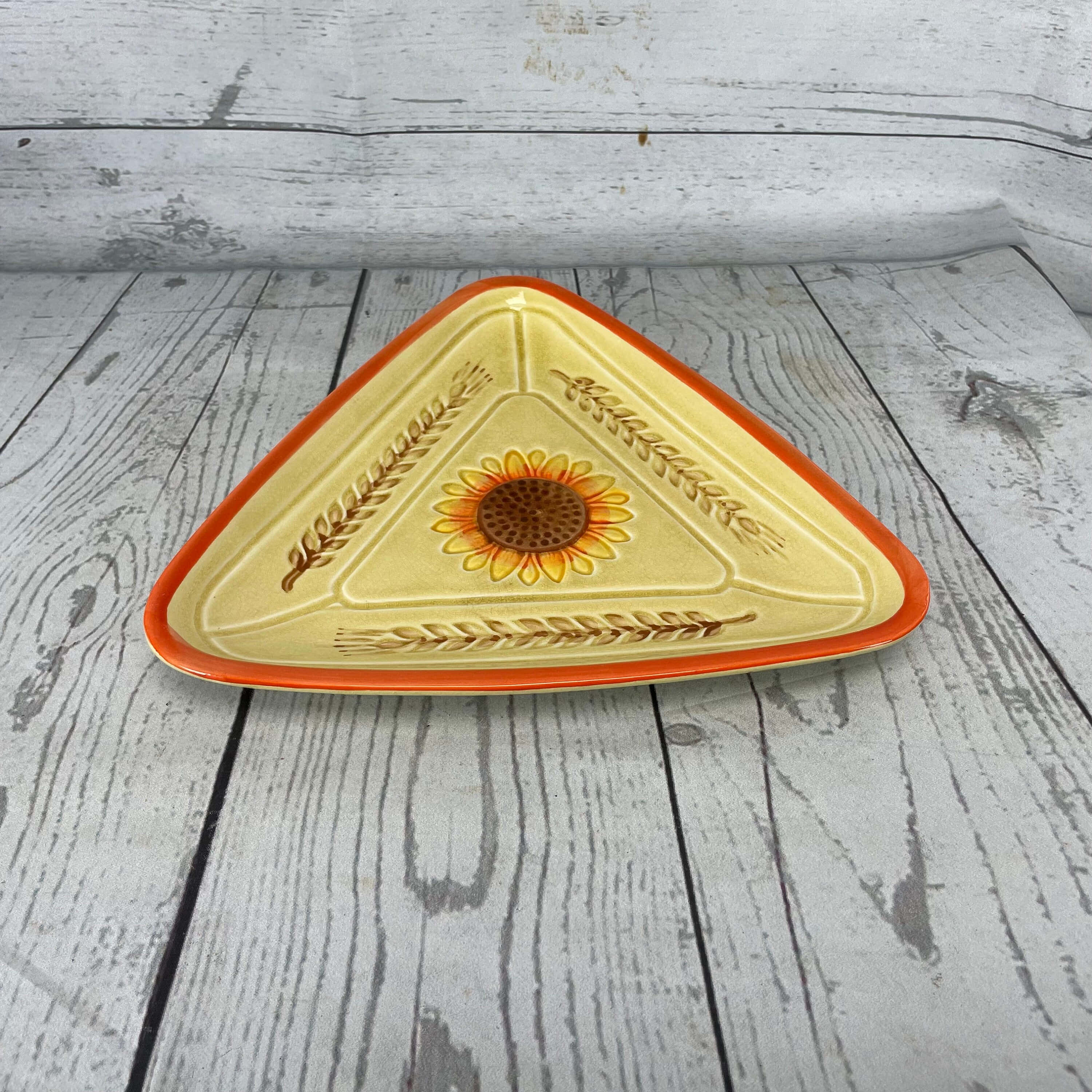 Yellow Triangle, ceramic dish, sunflower, 2K Desktop Wallpaper