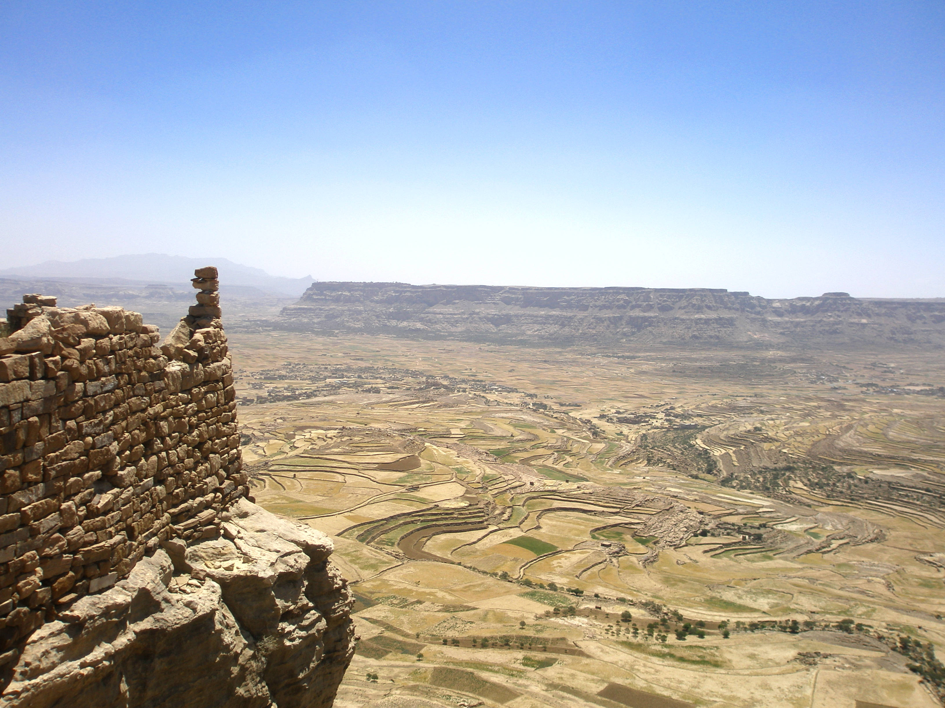 Yemen, sandy landscape, ancient stone ruin, 2K Desktop Wallpaper