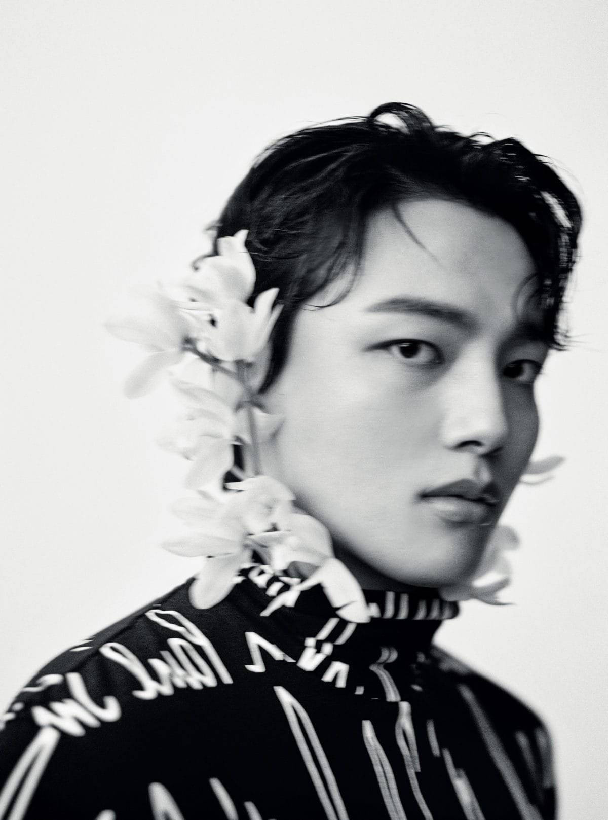 Yeo Jin Goo, floral garland, black and white portrait, HD Phone Wallpaper