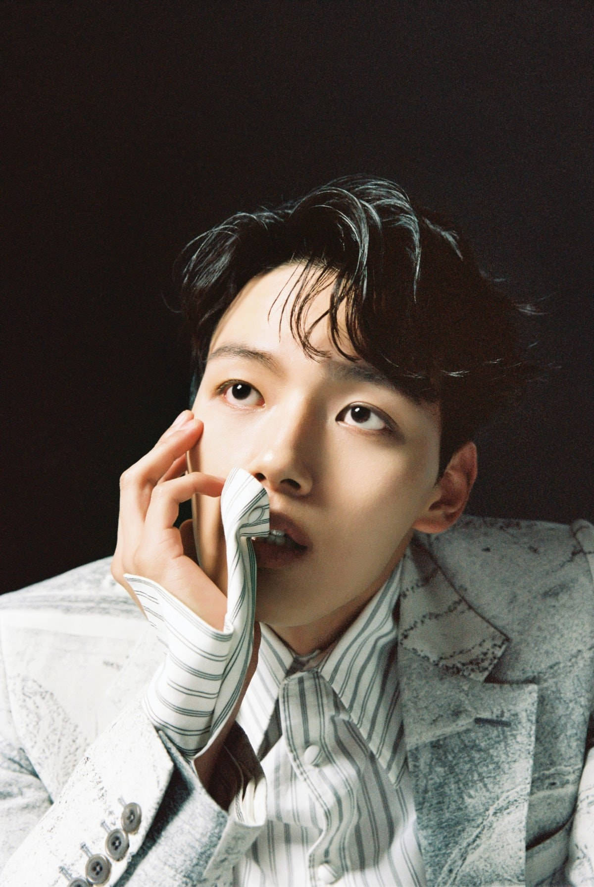 Yeo Jin Goo, striped shirt, textured gray suit, HD Phone Wallpaper