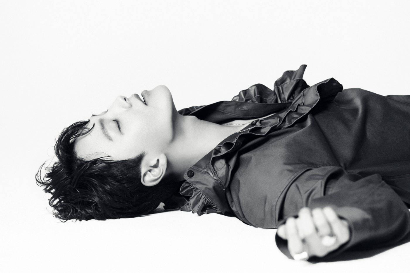 Yeo Jin Goo, ruffled outfit, stark black and white, HD Desktop Wallpaper