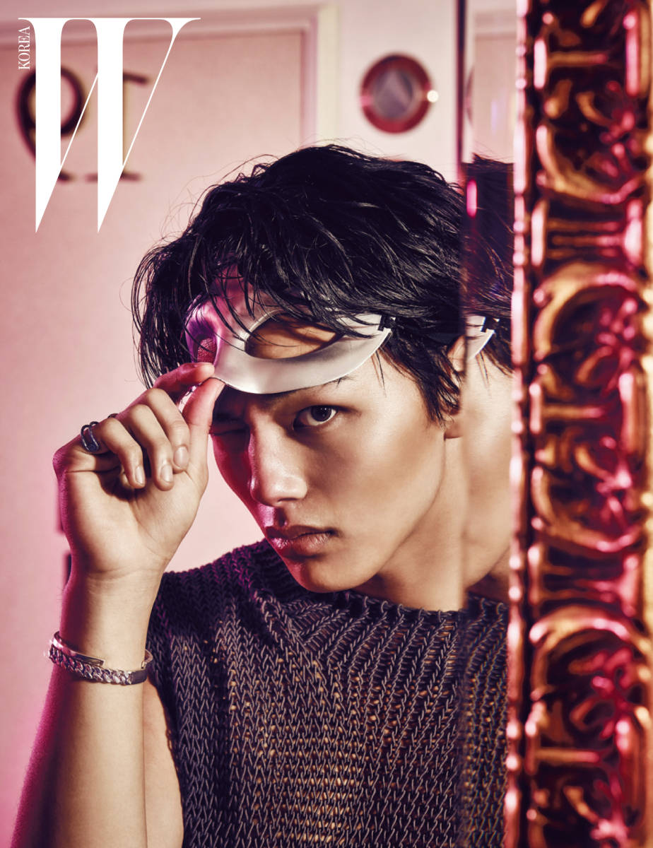 Yeo Jin Goo, metallic mask, pink-hued room, SD Phone Wallpaper